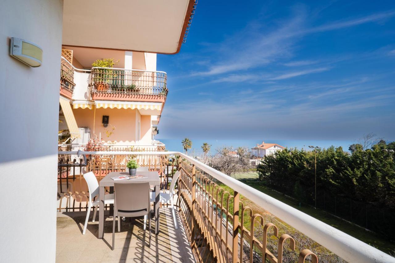 Dimora Montereale Near The Sea Apartman Trani Kültér fotó